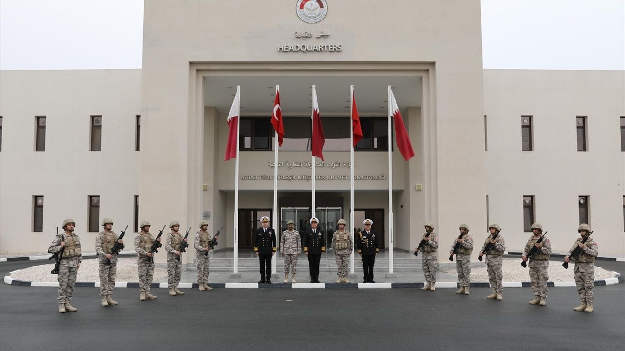 Deniz Kuvvetleri Komutanı Oramiral Tatlıoğlu, Katar-Türk Birleşik Müşterek Kuvvet Komutanlığını Ziyaret Etti