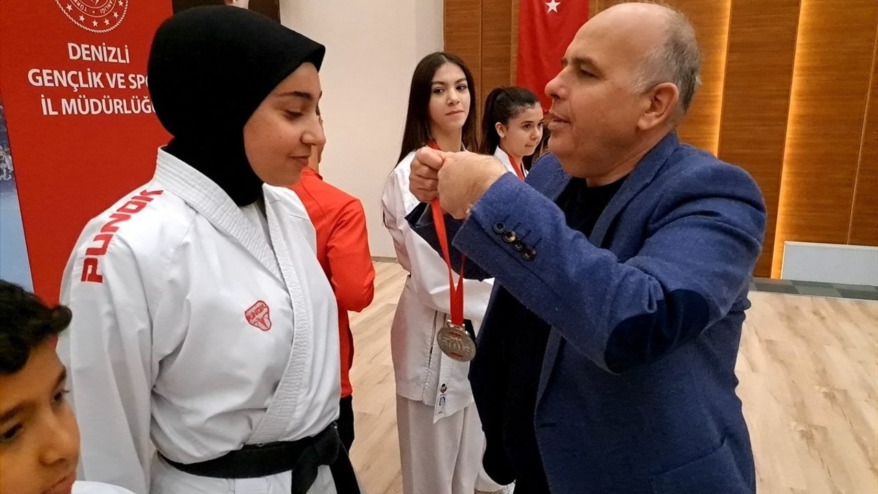 Denizli'de Öğrenciler Karate Gösterisi ile Kadına Yönelik Şiddete Dikkat Çekti