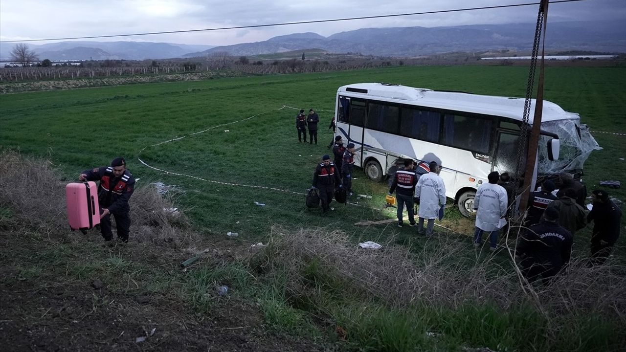 Denizli'de Öğrencileri Taşıyan Midibüs Devrildi: 2 Ölü, 26 Yaralı
