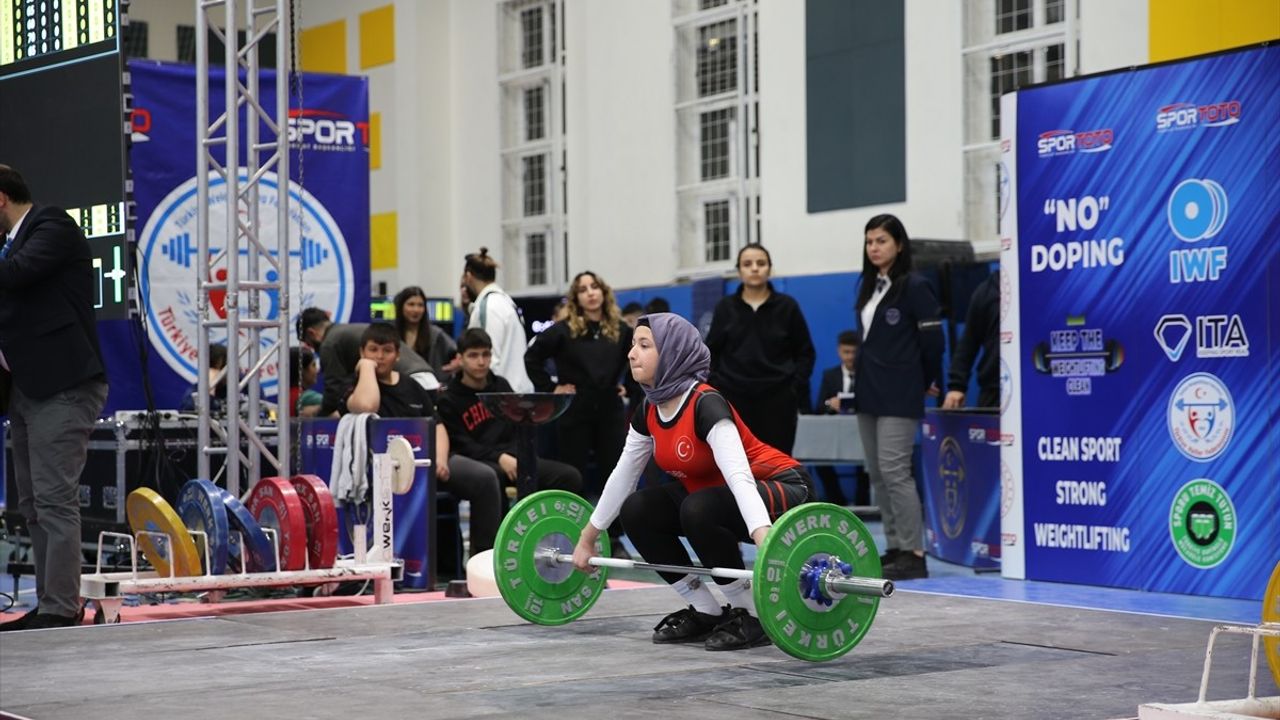 Denizli'de Okul Sporları Genç Kızlar Halter Türkiye Şampiyonası Açıldı