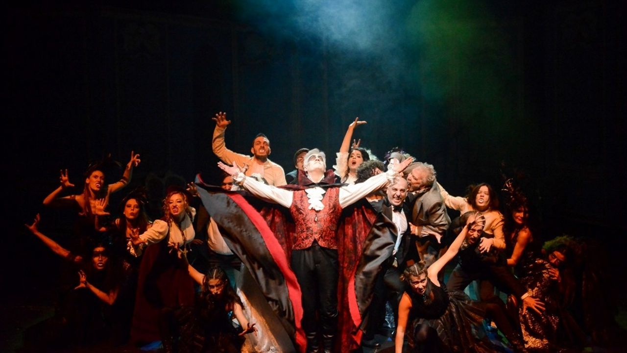 Devlet Tiyatroları'nın 'Dracula: Bir Dehşet Komedisi' Oyunu Yarın Prömiyer Yapıyor