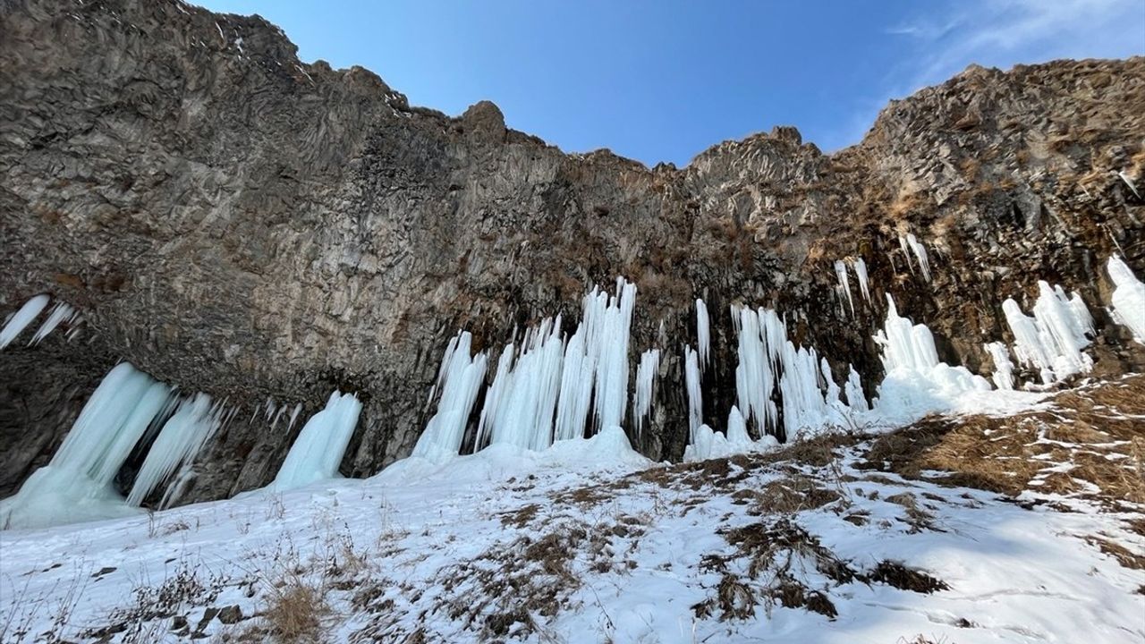 Diyadin'deki Murat Kanyonu'nda Buz Sarkıtları Görüntülendi