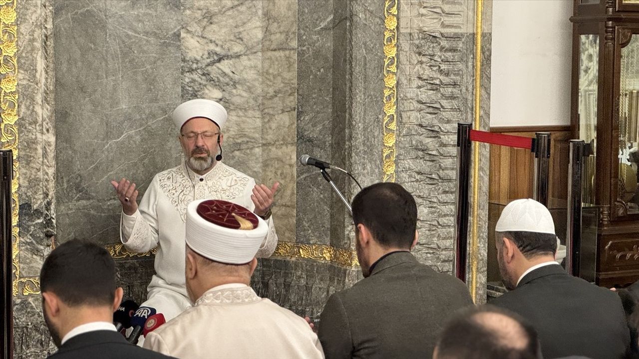 Diyanet İşleri Başkanı Ali Erbaş, Konya'da Ramazan'ın İlk Teravih Namazını Kıldırdı