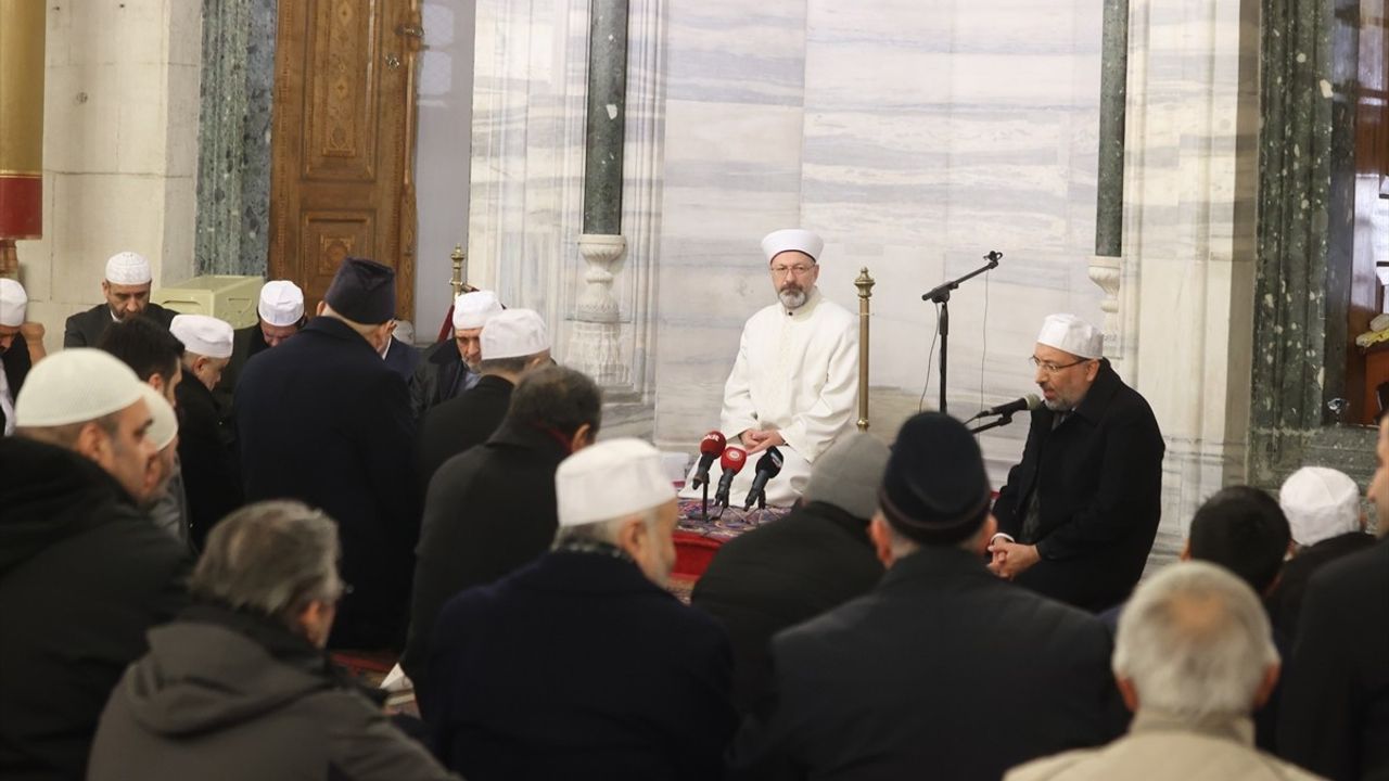 Diyanet İşleri Başkanı Erbaş, İstanbul'da Hatmi Şerif Programına Katıldı