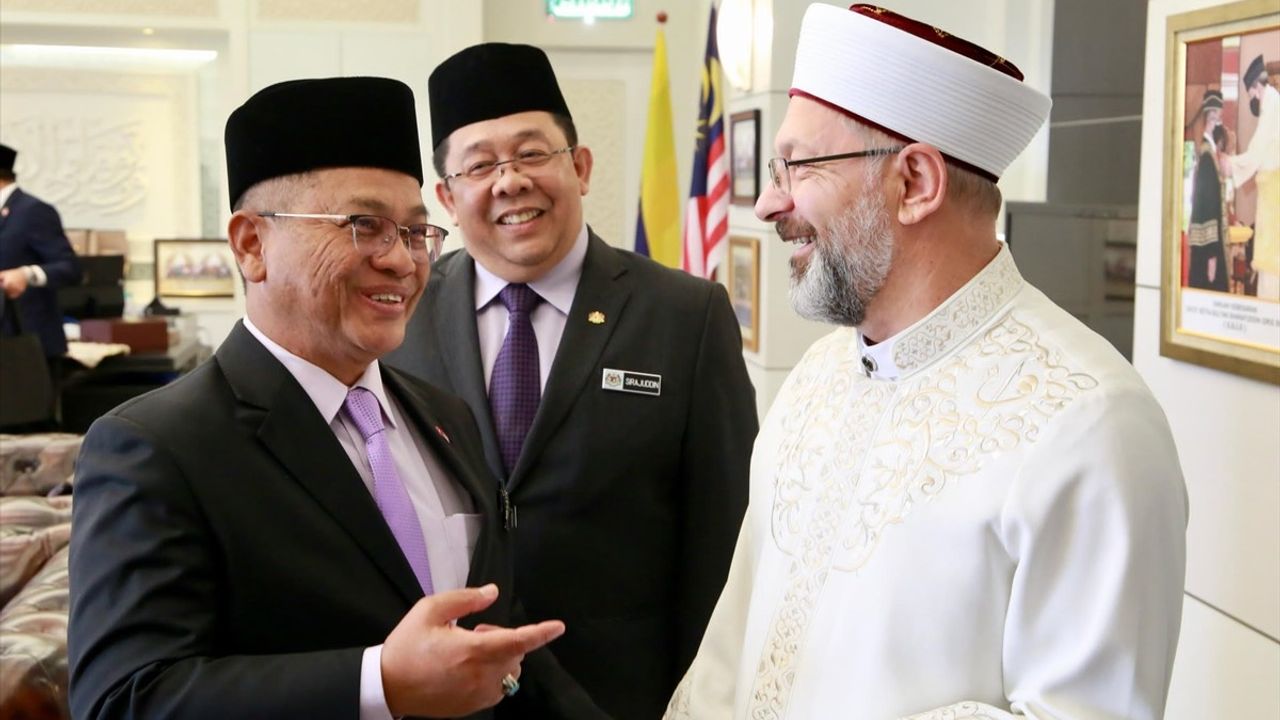 Diyanet İşleri Başkanı Erbaş, Malezya Din İşleri Bakanı ile Temaslarda Bulundu