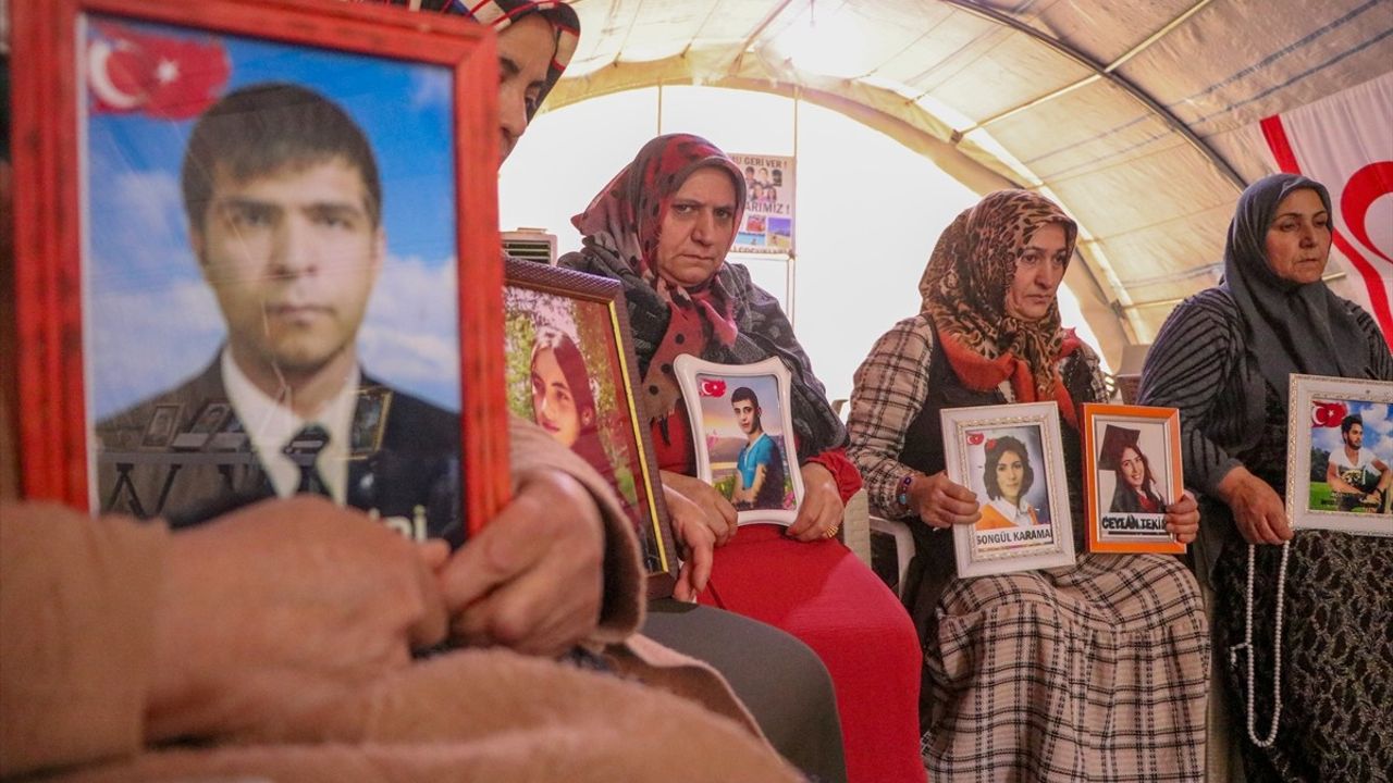 Diyarbakır Anneleri, Kaçırılan Evlatlarına Kavuşmak İçin Eylemlerine Devam Ediyor