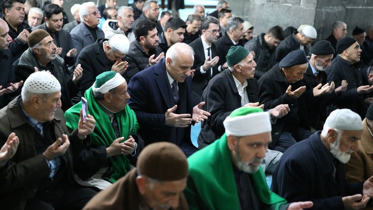 Diyarbakır'da 6 Şubat Depremlerinde Hayatını Kaybedenler Anıldı