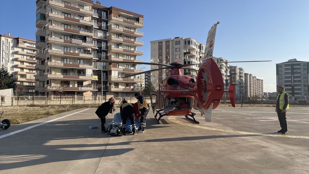 Diyarbakır'da Kalp Krizi Geçiren Kişi Ambulan Helikopterle Hastaneye Ulaştırıldı