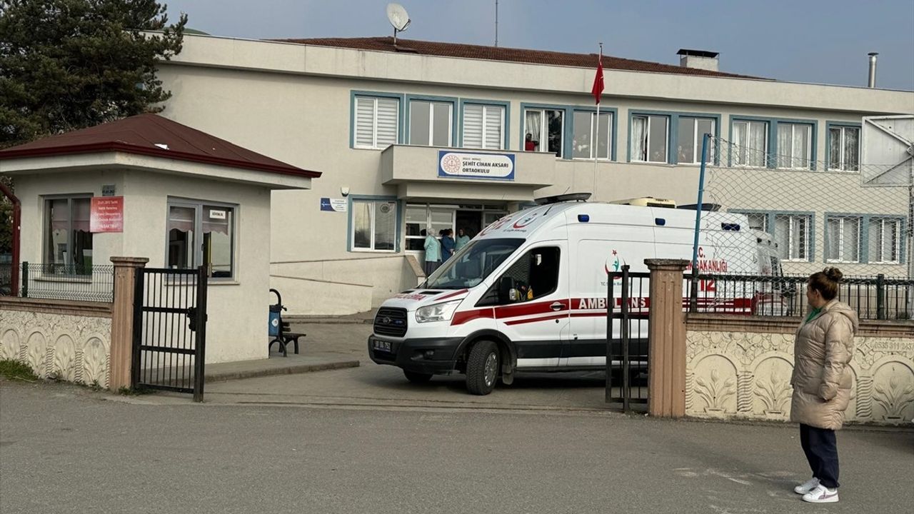 Düzce'de 5 Öğrenci Gıda Zehirlenmesi Şüphesiyle Hastaneye Kaldırıldı