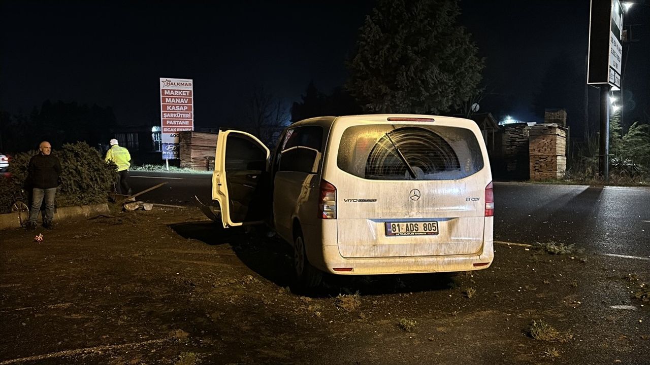 Düzce'de D-100 Kara Yolunda Panelvan Kaza Yaptı: Sürücü Hafif Yaralandı