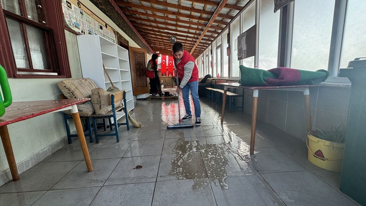 Düzce'de Gönüllü Gençler, Tarihi Camileri Ramazan'a Hazırladı