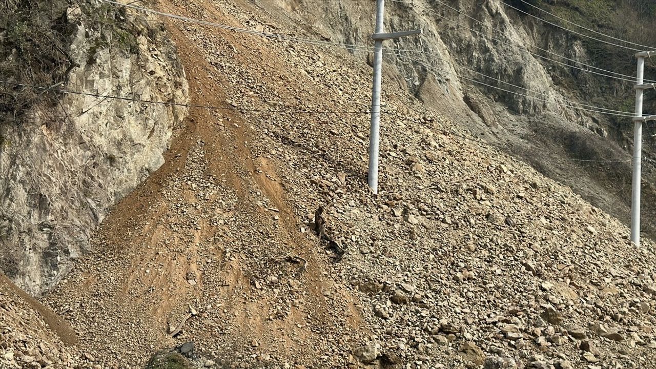 Düzce'de Heyelan Sonucu Köy Yoluna Toprak Parçaları Düştü