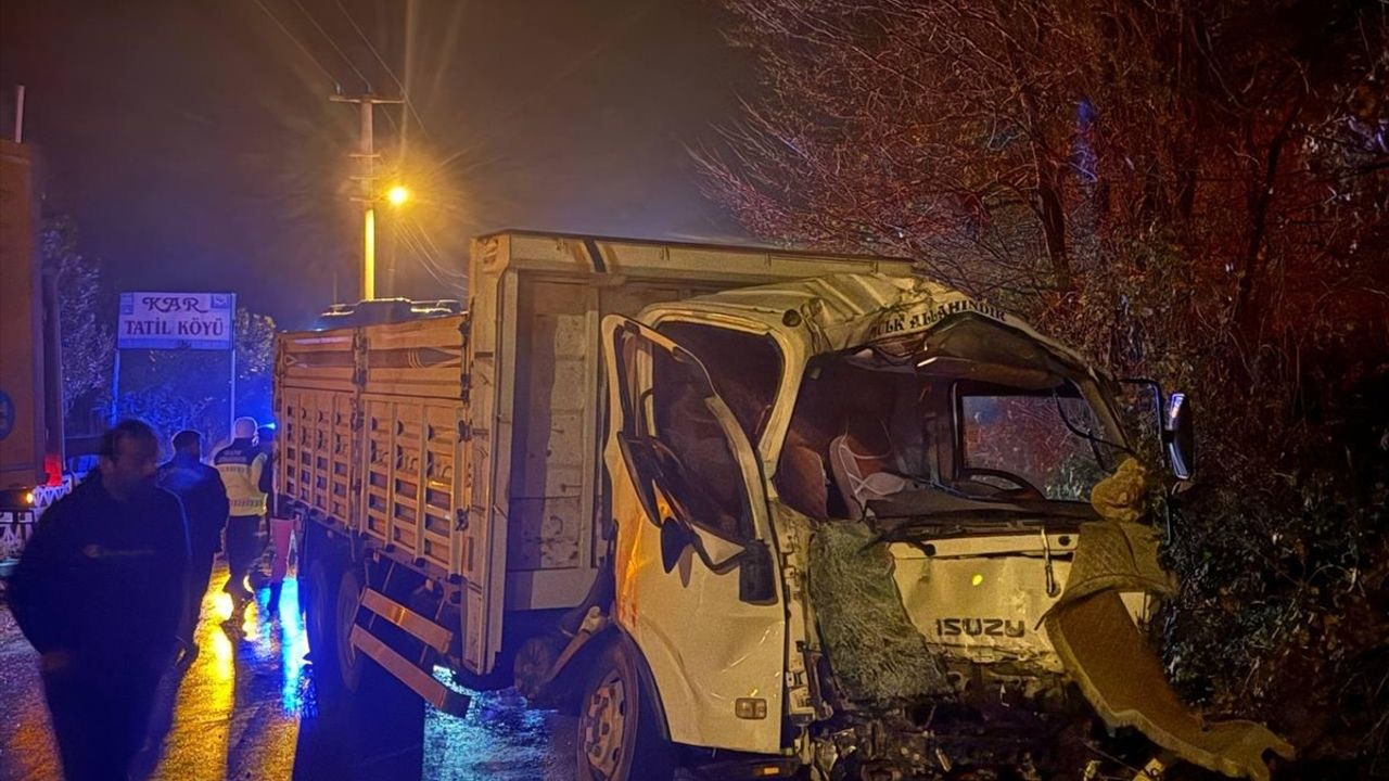 Düzce'de Kargo Aracı ile Kamyon Çarpıştı: Bir Sürücü Ağır Yaralandı
