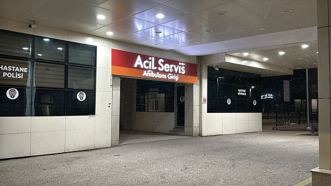 Düzce'de Uygulama Noktasında Polise Çarparak Kaçan Sürücü ve Arkadaşı Tutuklandı