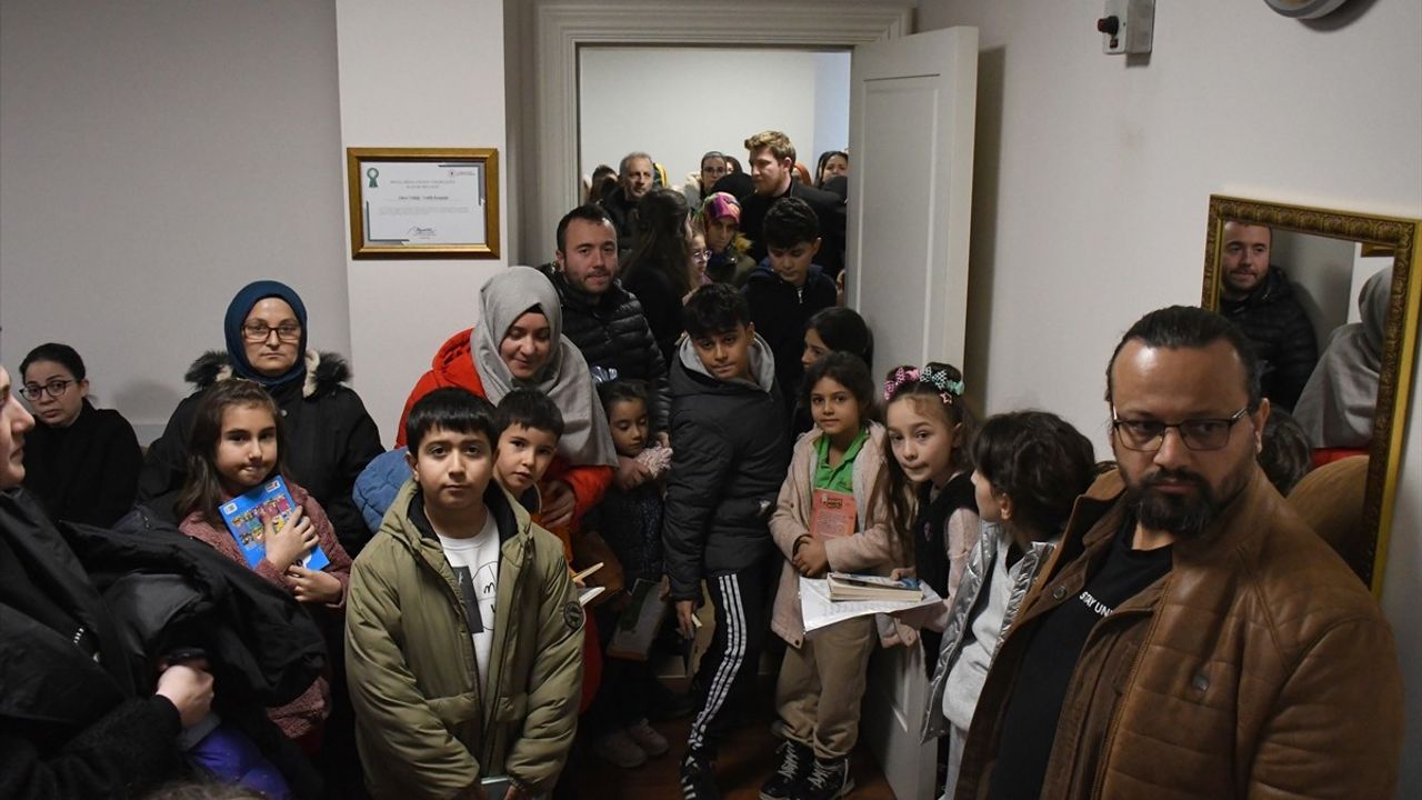 Düzce Valisi Selçuk Aslan, Kar Tatilinde Kitap Okuyan Öğrencileri Ağırladı