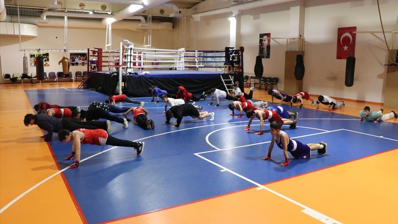 Eda Yenilmez, Genç Bokslara Yol Gösteriyor