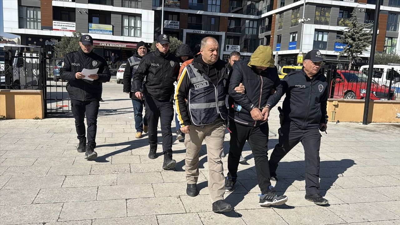 Edirne'de Kuyumcuya Sahte Altın Satmaya Çalışan 3 Şüpheli Yakalandı