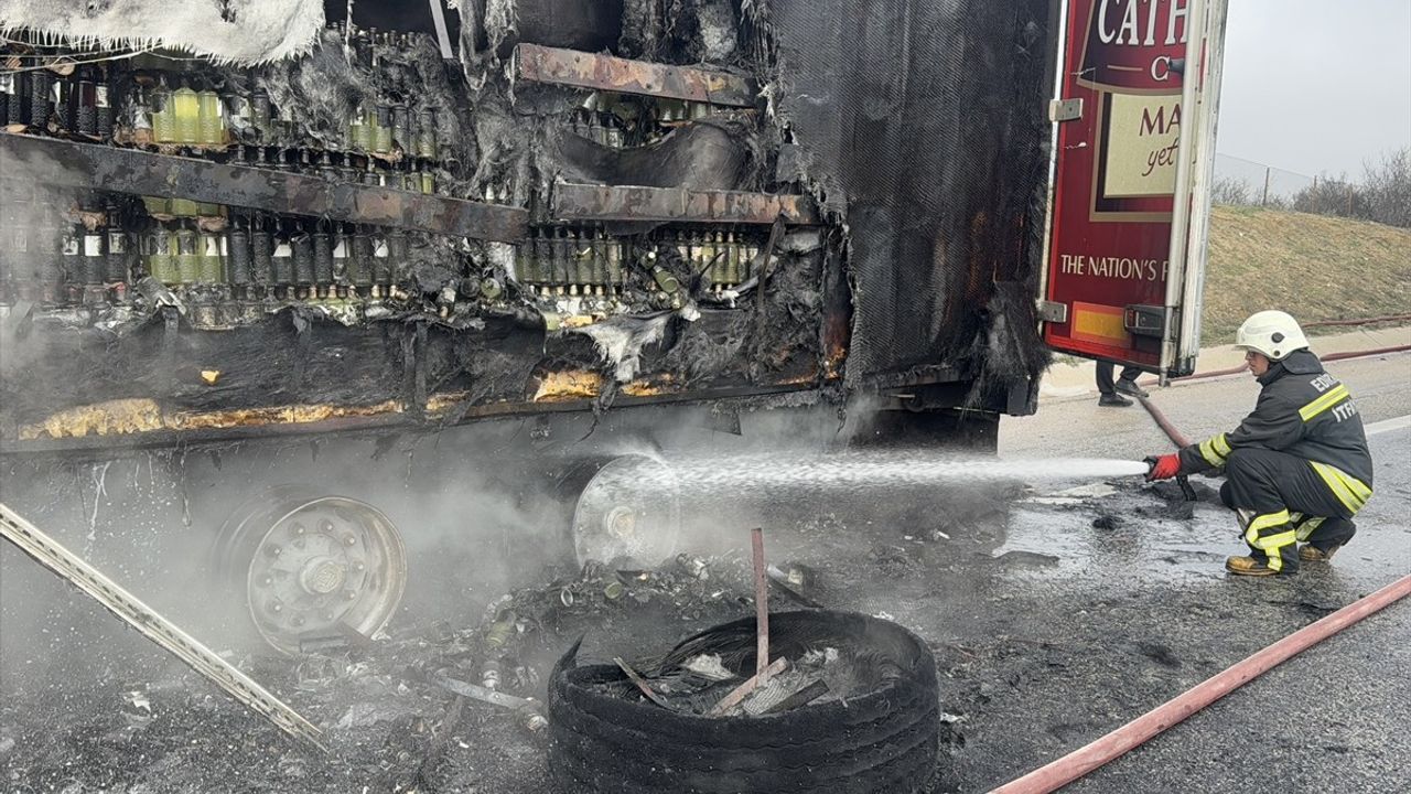 Edirne'de Limonata Yüklü Tırda Yangın Çıktı