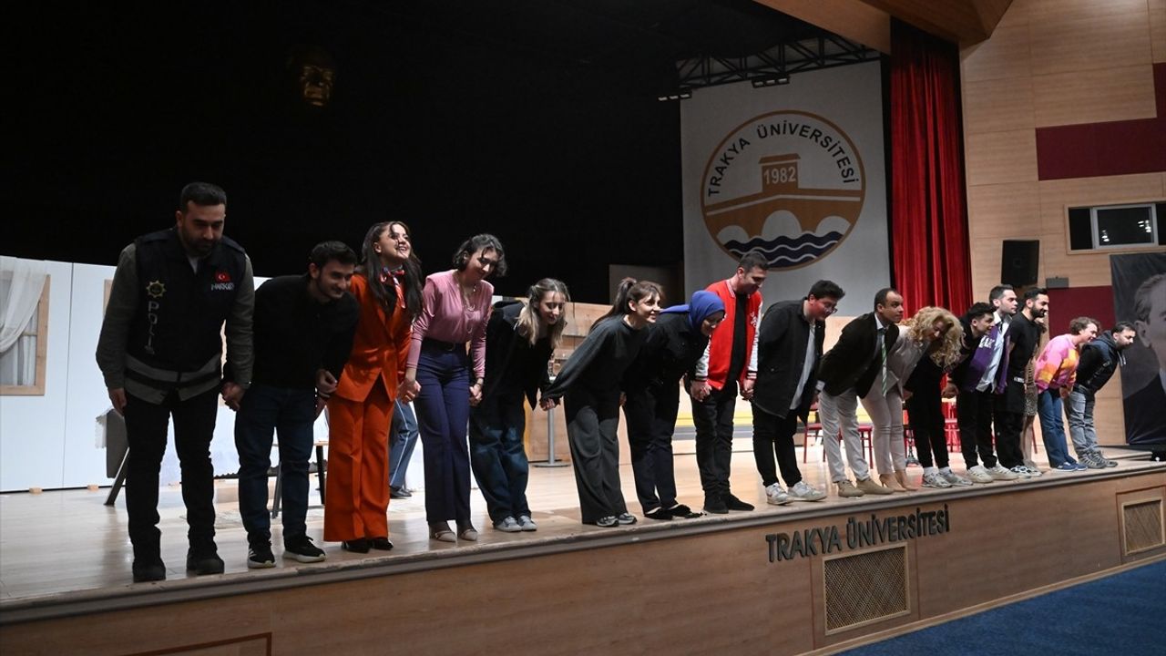 Edirne'de Uyuşturucuyla Mücadele İçin Tiyatro Gösterimi Gerçekleştirildi