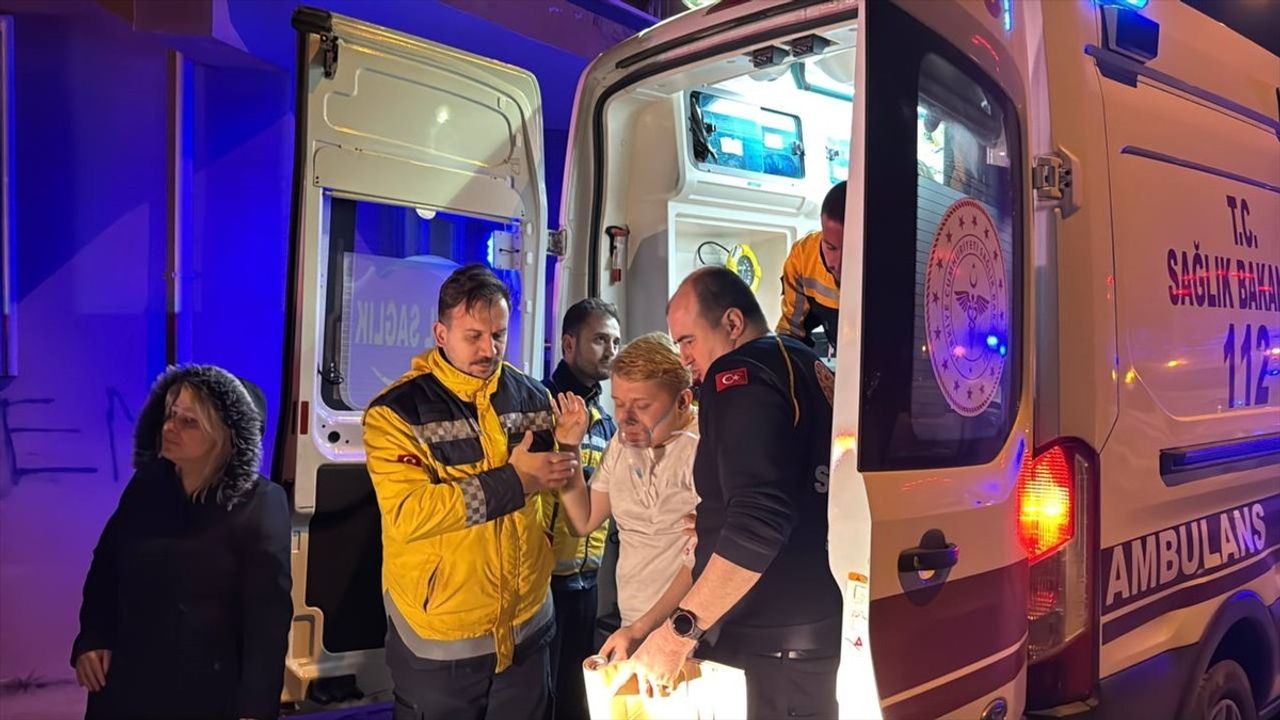 Edirne'de Yangın Korkusu: Apartmandaki Genç Ekiplerce Kurtarıldı