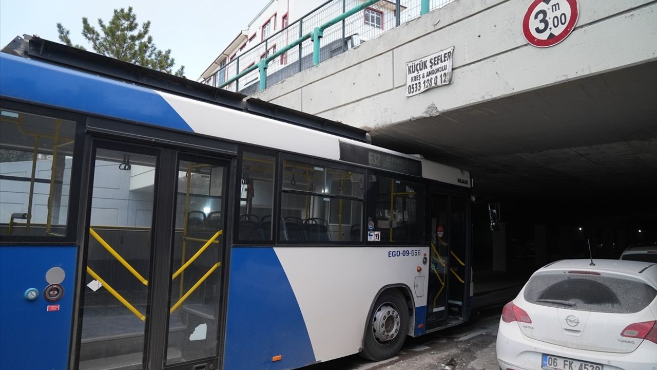 EGO Otobüsü Etimesgut'ta Köprüye Sıkıştı