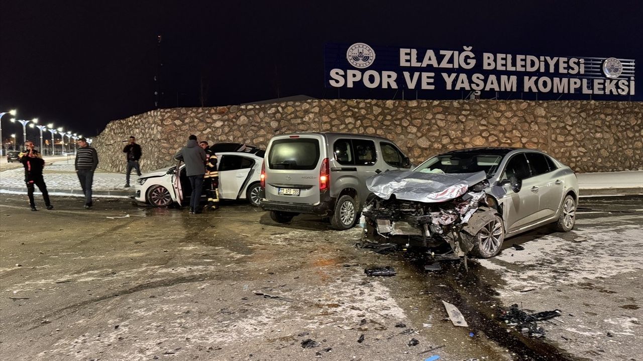 Elazığ'da İki Araç Çarpıştı: 3 Yaralı