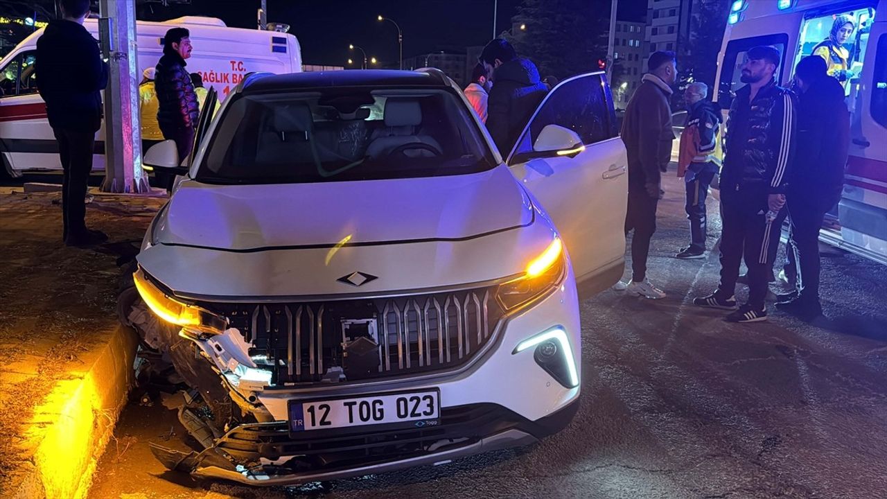 Elazığ'da İki Otomobilin Çarpıştığı Kazada Beş Kişi Yaralandı