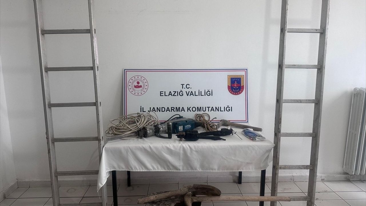 Elazığ'da Kaçak Kazı Yapan 3 Şüpheli Suçüstü Yakalandı