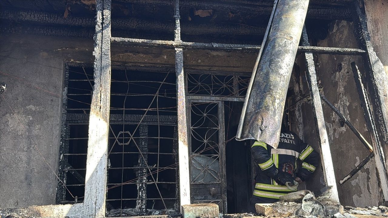 Elazığ'da Yangında Dumandan Etkilenen Kadın Hastanede Hayatını Kaybetti