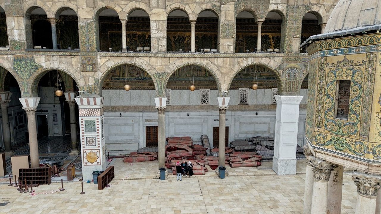 Emevi Camisi'nde Gaziantep Üretimi Halılar ile Yenileme Çalışmaları Tamamlandı