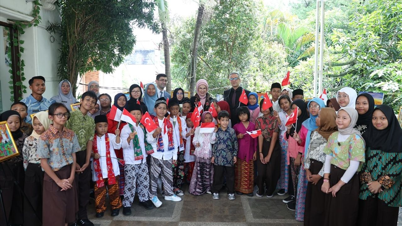 Emine Erdoğan, Endonezya'da Yunus Emre Enstitüsünü Ziyaret Etti