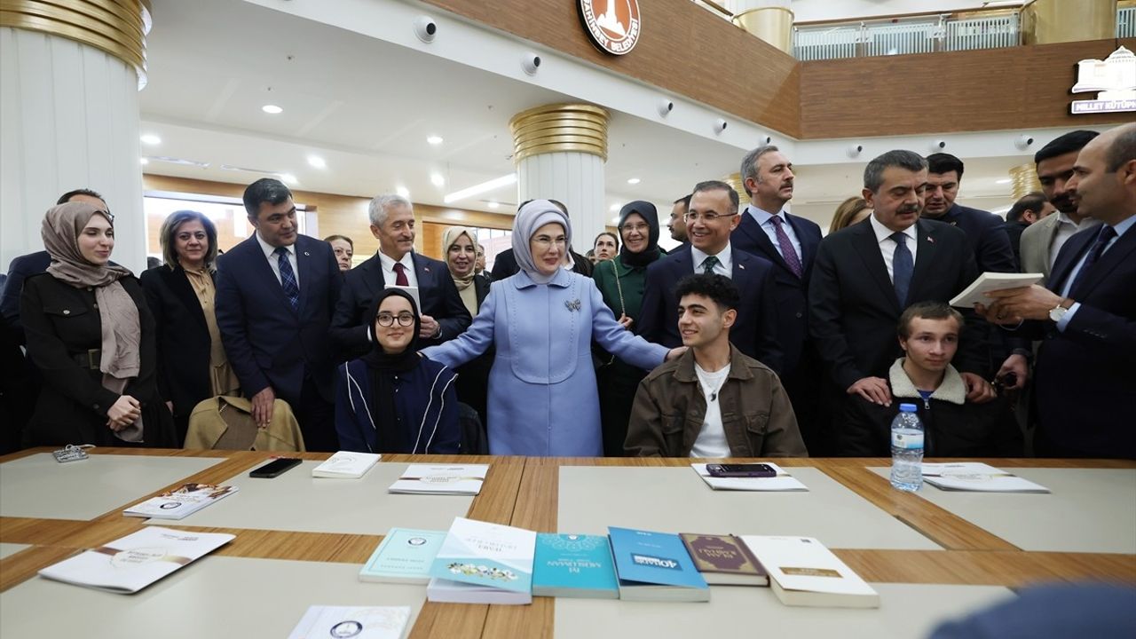 Emine Erdoğan, Gaziantep'te Şahinbey Millet Kütüphanesini Ziyaret Etti