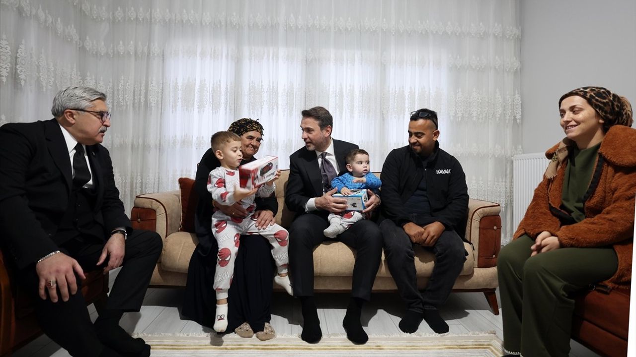 Enerji ve Tabii Kaynaklar Bakanı Bayraktar, Hatay'da Depremzede Aileleri Ziyaret Etti