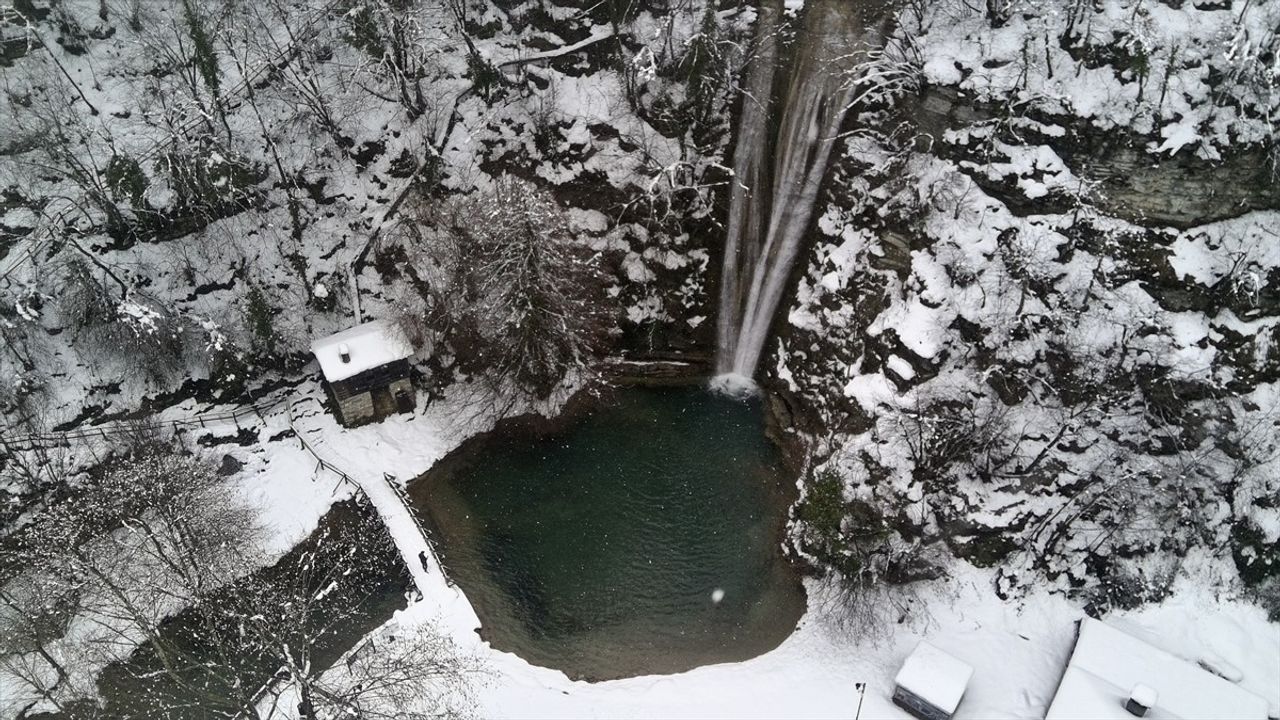 Erfelek Tatlıca Şelaleleri Tabiat Parkı Karla Kaplandı