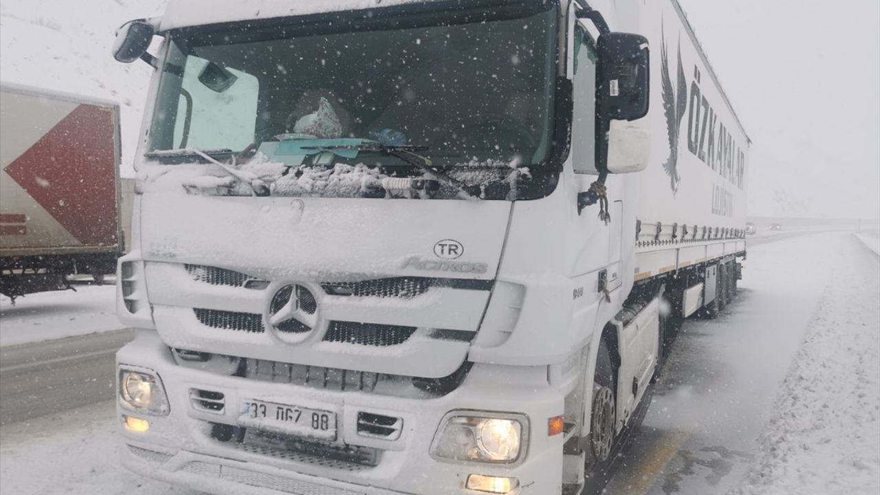 Erzincan'da Kar Yağışı Ulaşımı Olumsuz Etkiledi
