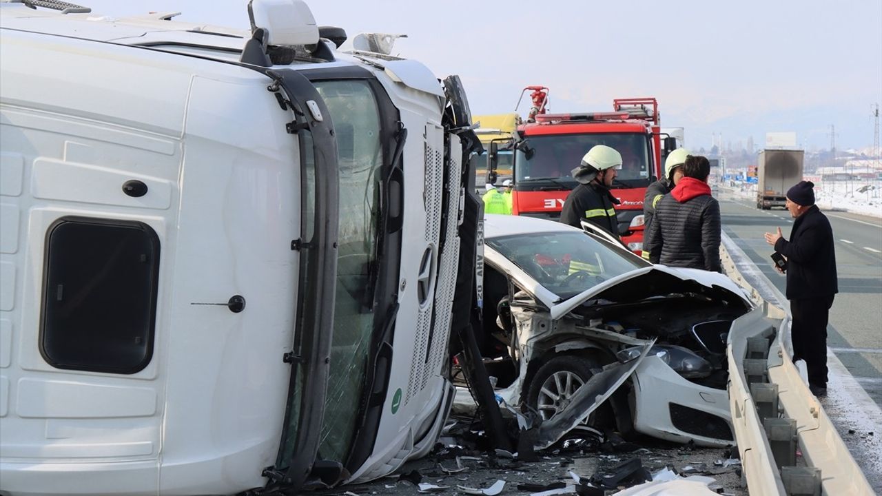 Erzincan'da Otomobil ve Tır Çarpıştı: 3 Yaralı