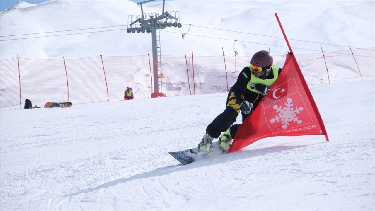 Erzincan'da Snowboard Kutlu Dumlu Yarışları Tamamlandı