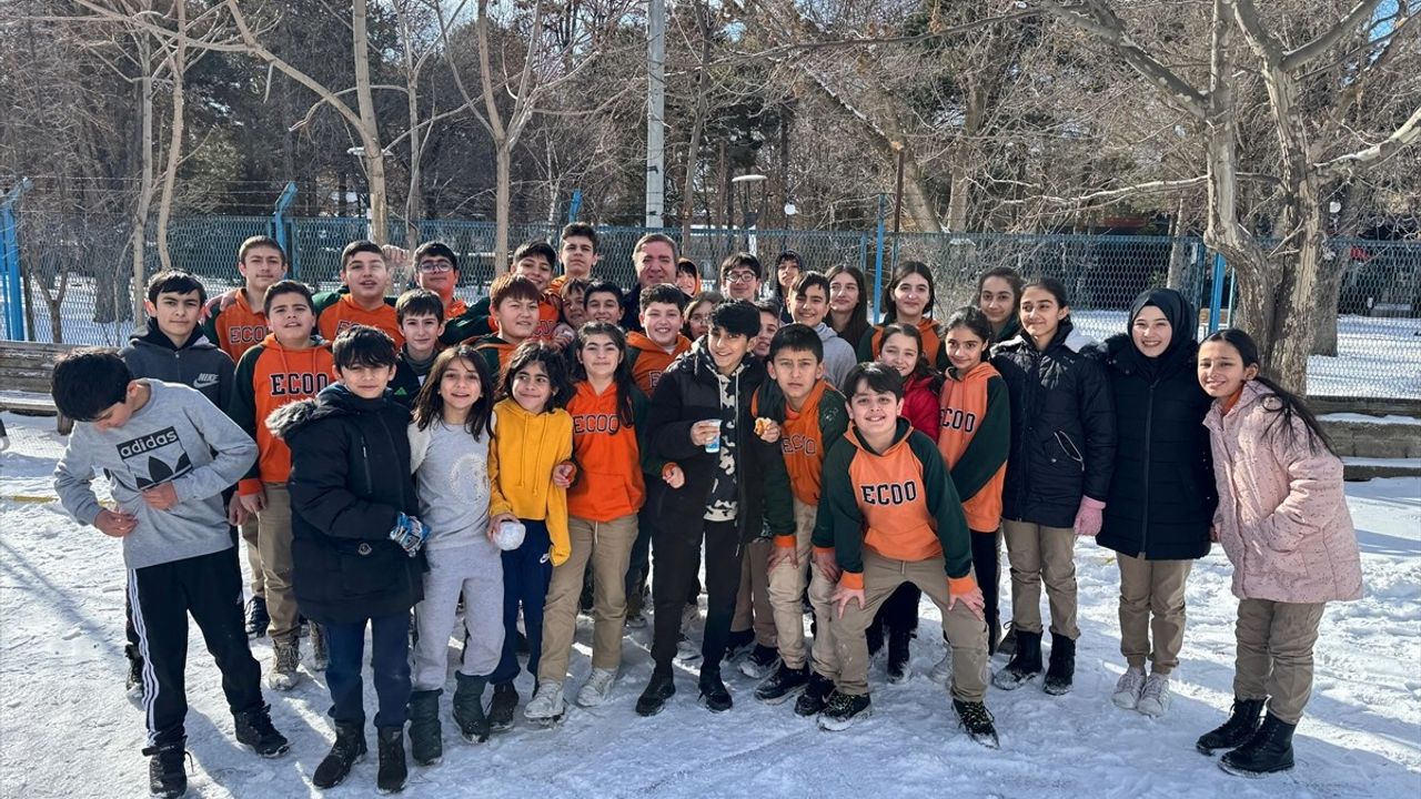 Erzincan Valisi Hamza Aydoğdu, Öğrencilerle Kar Eğlencesi Yaptı