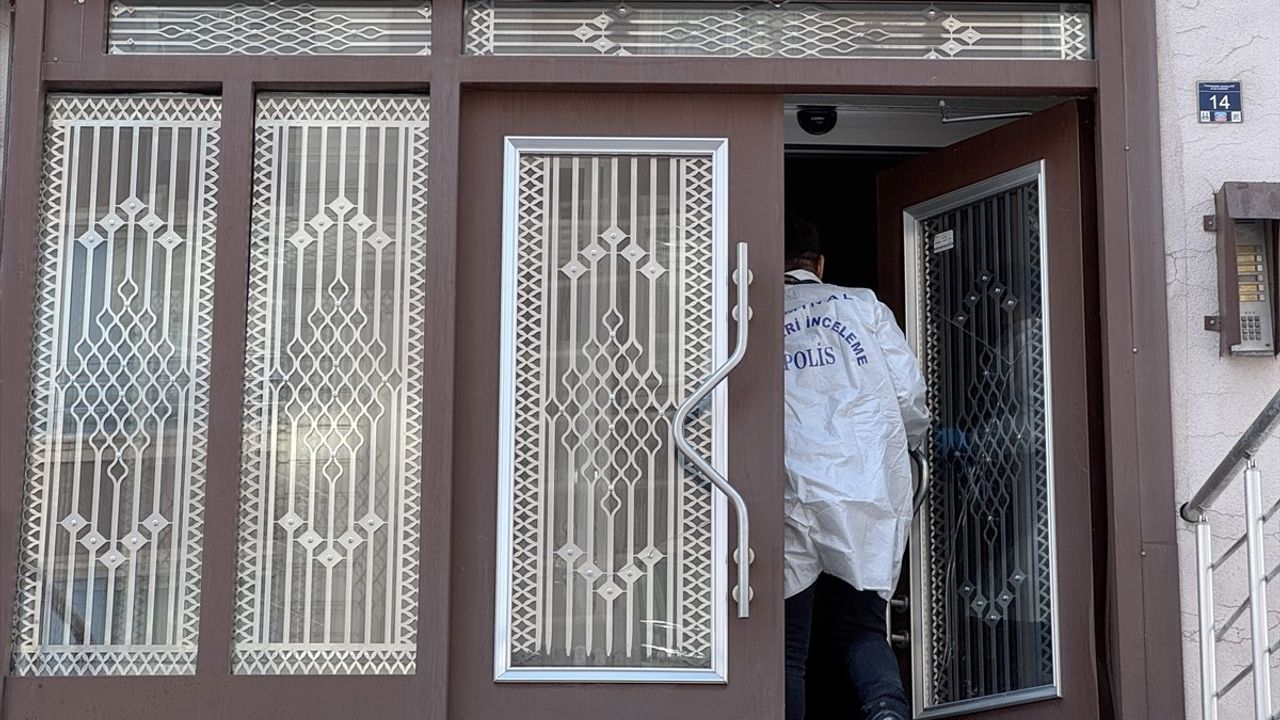 Erzurum'da Apartman Dairesinde Yangın: 3 Kişi Dumandan Etkilendi