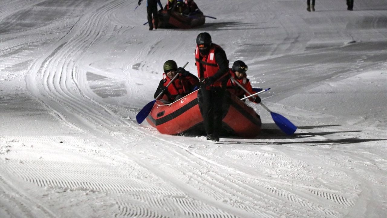 Erzurum'da Macera Dolu Karda Rafting Yarışı Düzenlendi