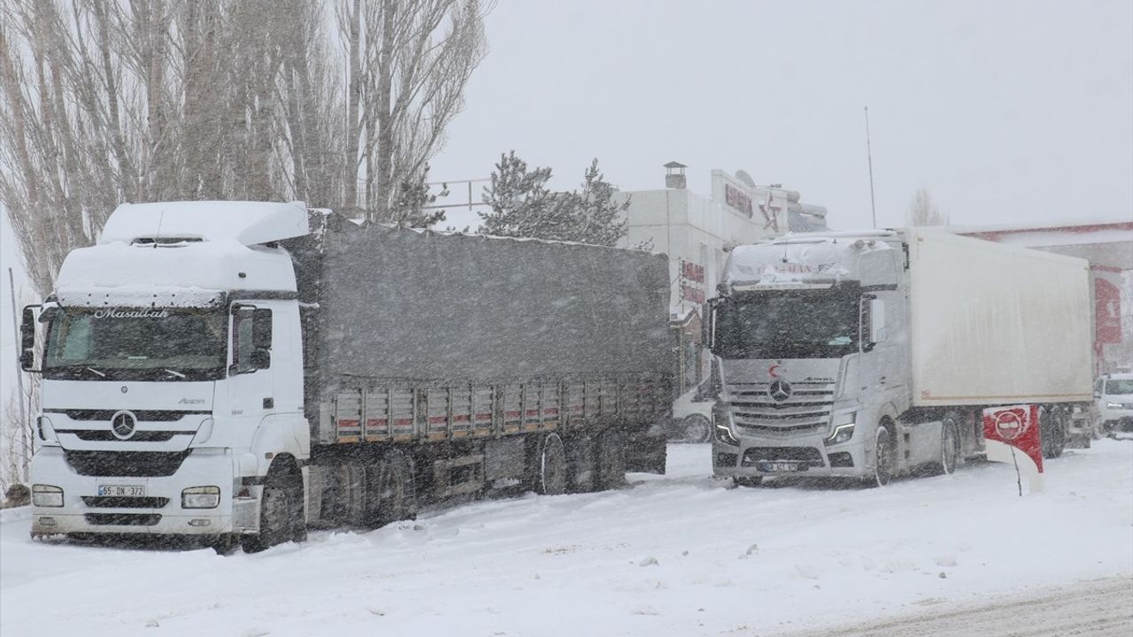 Erzurum'da Olumsuz Hava Koşulları Ulaşımı Olumsuz Etkiliyor
