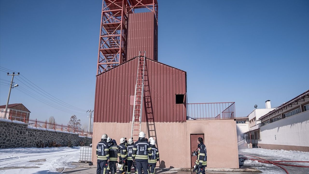 Erzurum'da Yeni İtfaiye Erleri Zorlu Eğitimlerden Geçiyor