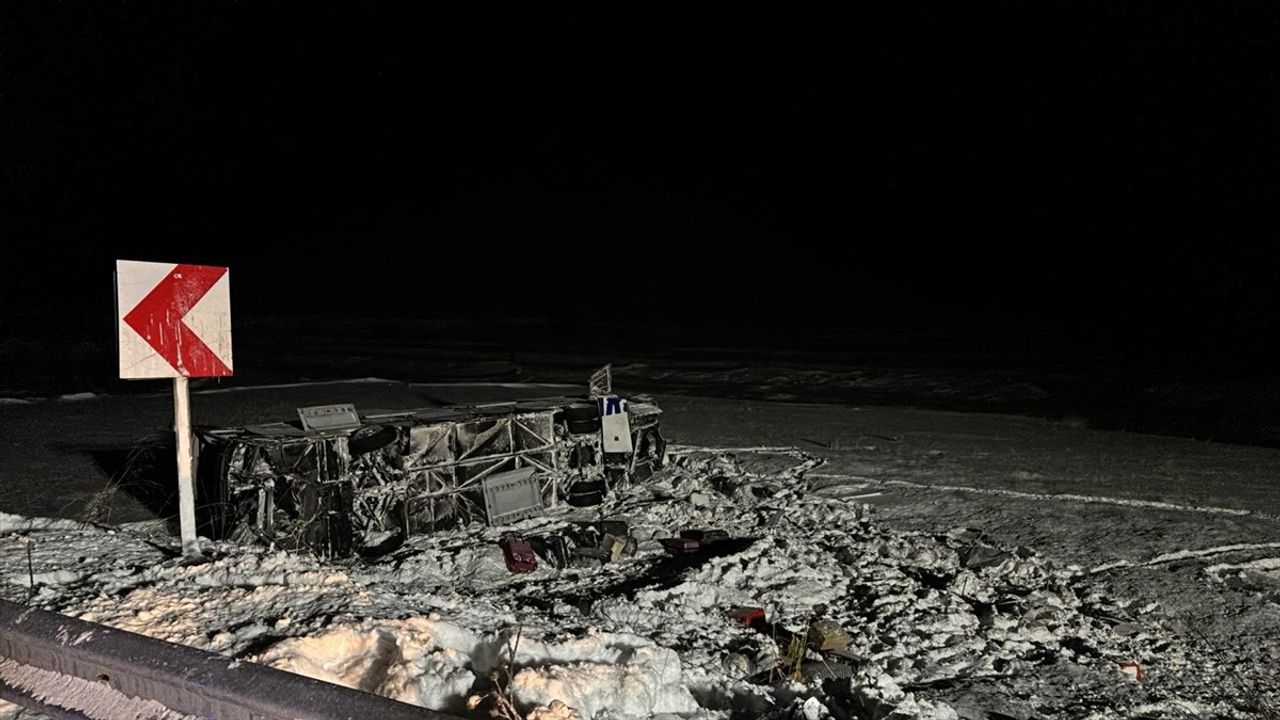 Erzurum'daki Yolcu Otobüsü Kazasında 37 Kişi Yaralandı