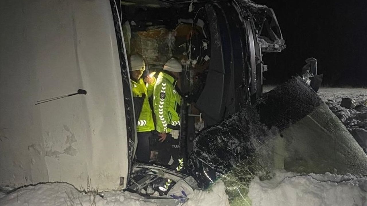 Erzurum Horasan'da Yolcu Otobüsü Devrildi: 37 Yaralı