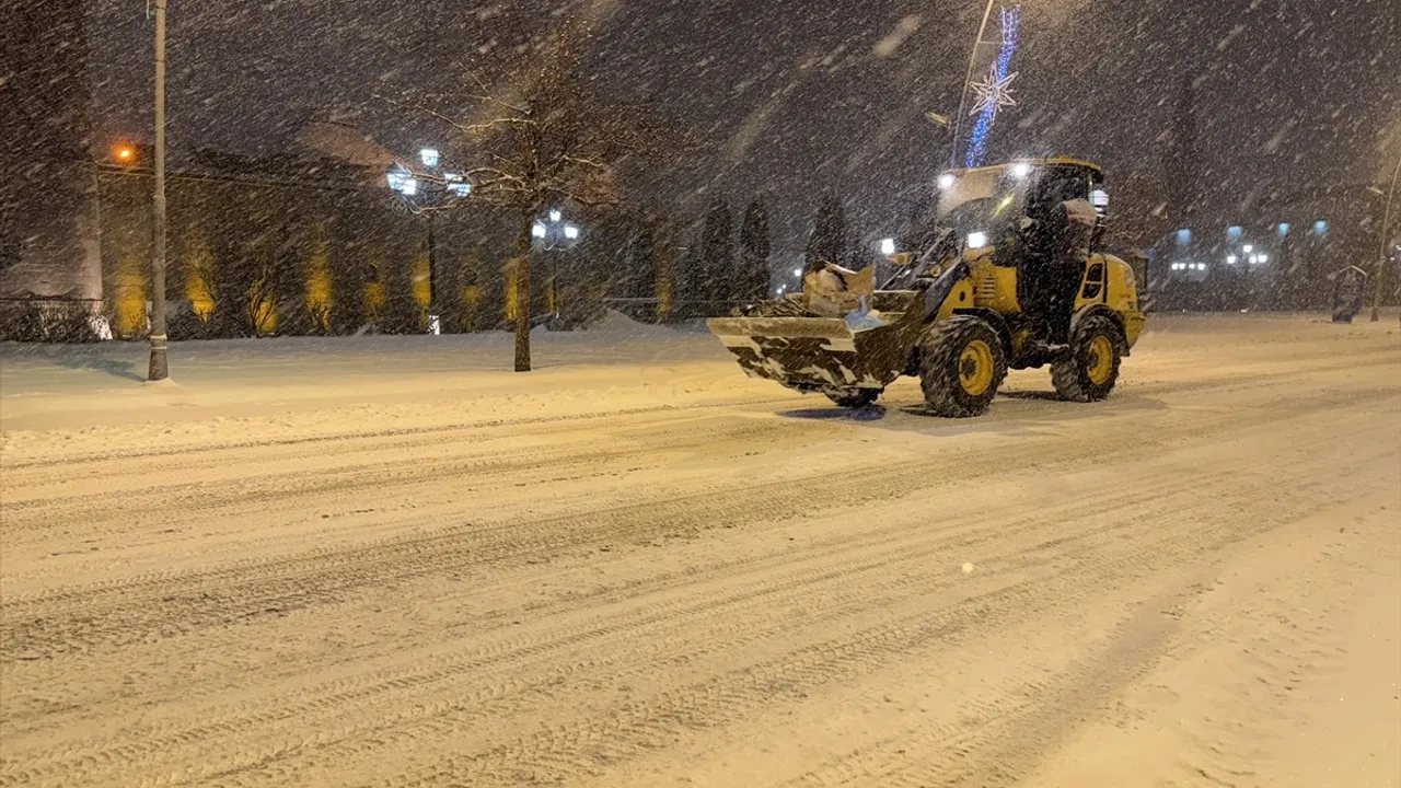 Erzurum ve Kars'ta Kar Yağışı Etkisini Sürdürüyor