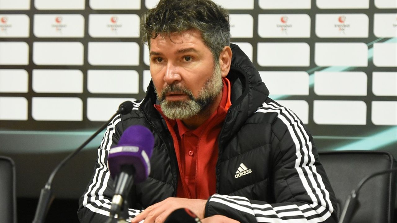 Erzurumspor FK'nın 7-0'lık Galibiyeti Sonrası Teknik Direktörler Görüşlerini Paylaştı