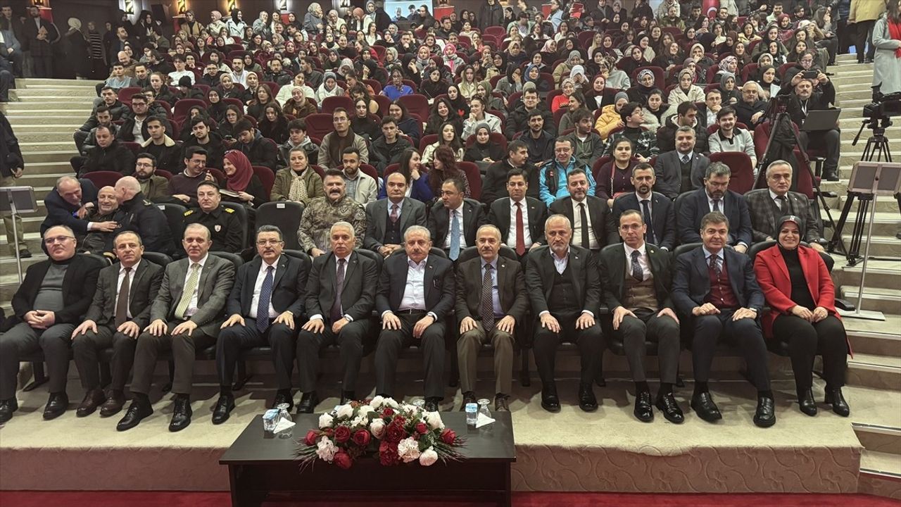 Eski TBMM Başkanı Mustafa Şentop, Trabzon'da "Hayat, Siyaset ve Hukuk" Konferansında Önemli Mesajlar Verdi