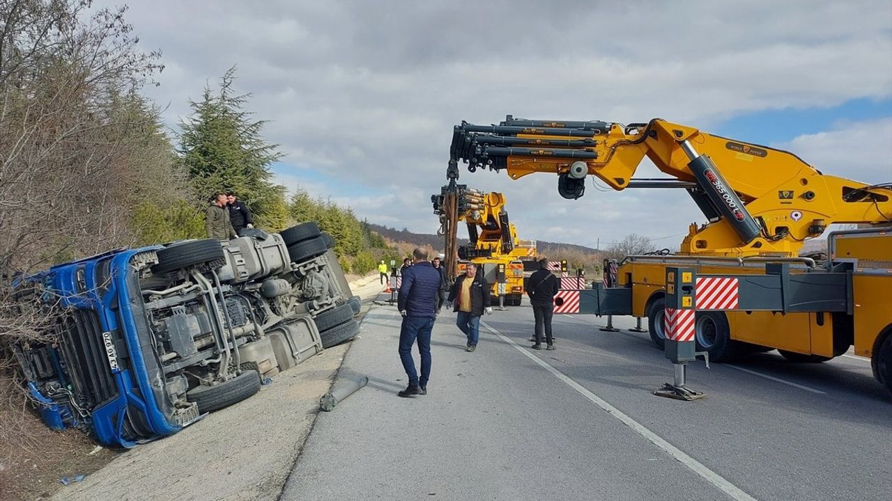 Eskişehir'de Akaryakıt Tankerinin Devrilmesi Sonucu Bir Sürücü Hayatını Kaybetti