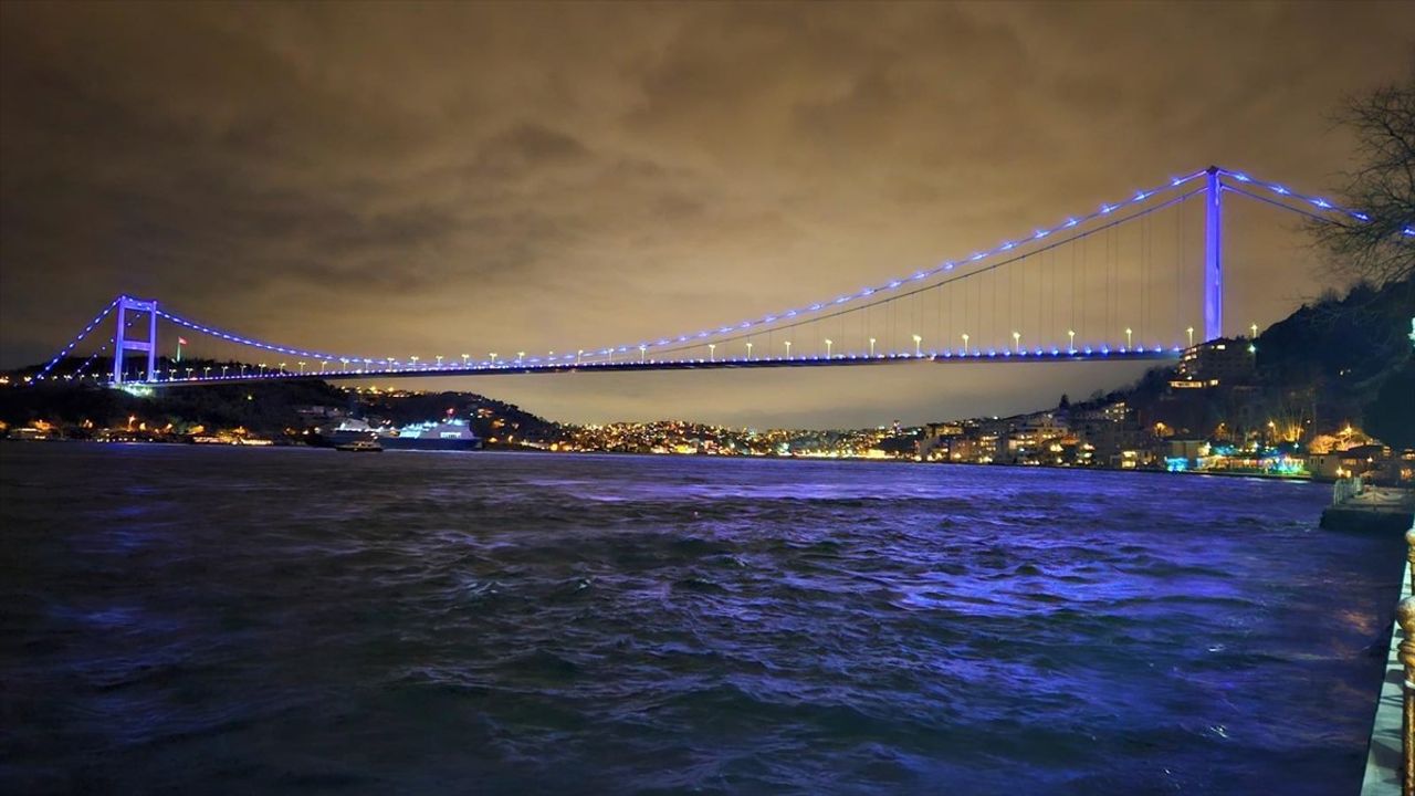 Fatih Sultan Mehmet Köprüsü Dünya Kanser Günü için Mor Renkle Aydınlatıldı