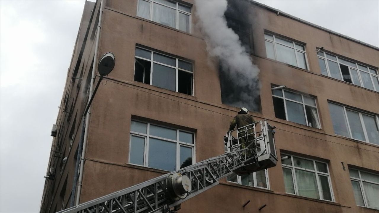 Fatih'te 6 Katlı Binada Çıkan Yangın Kontrol Altına Alındı